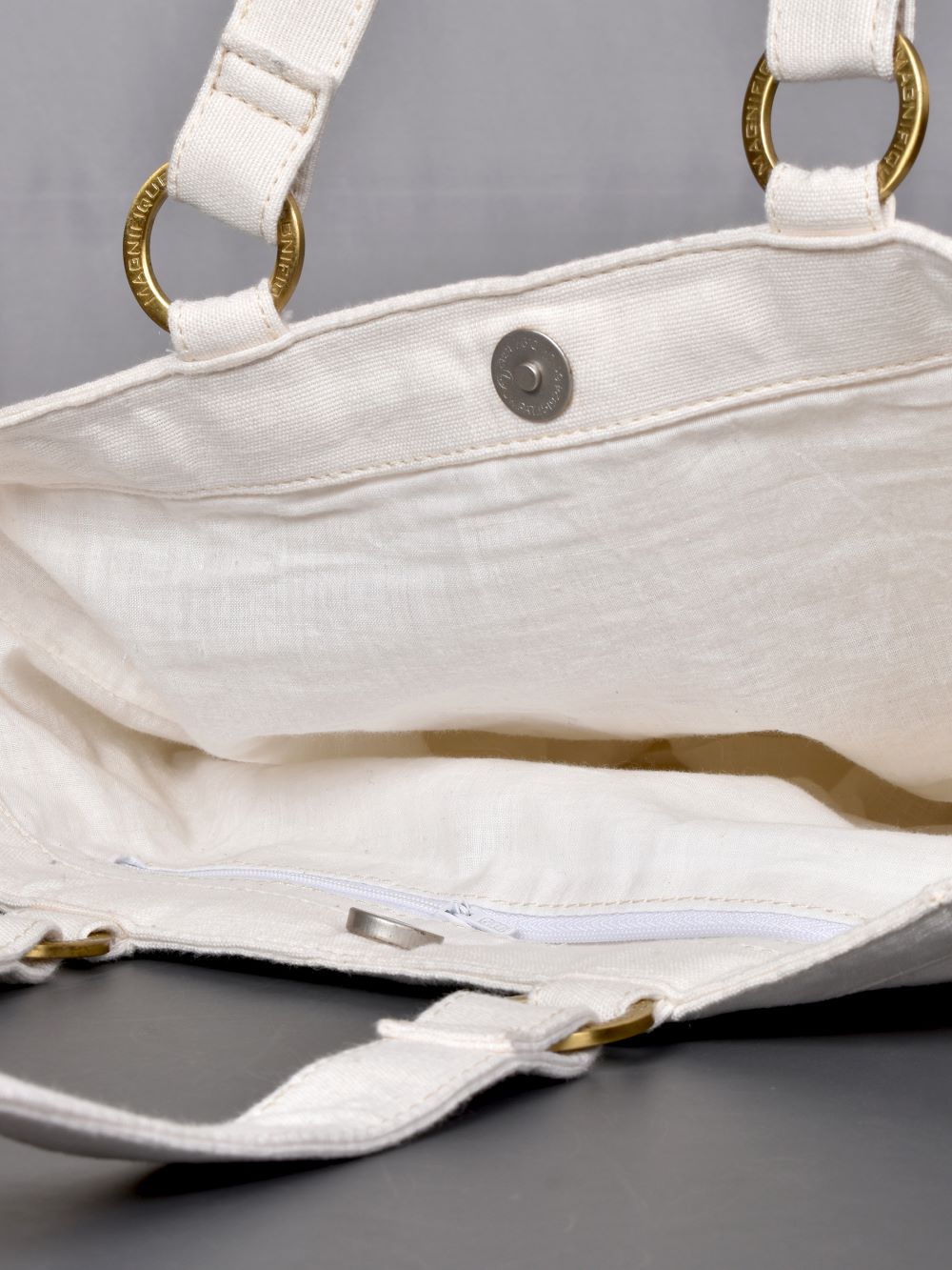 HANDBAG 8" x 11" x 4.7" (H X L X W)