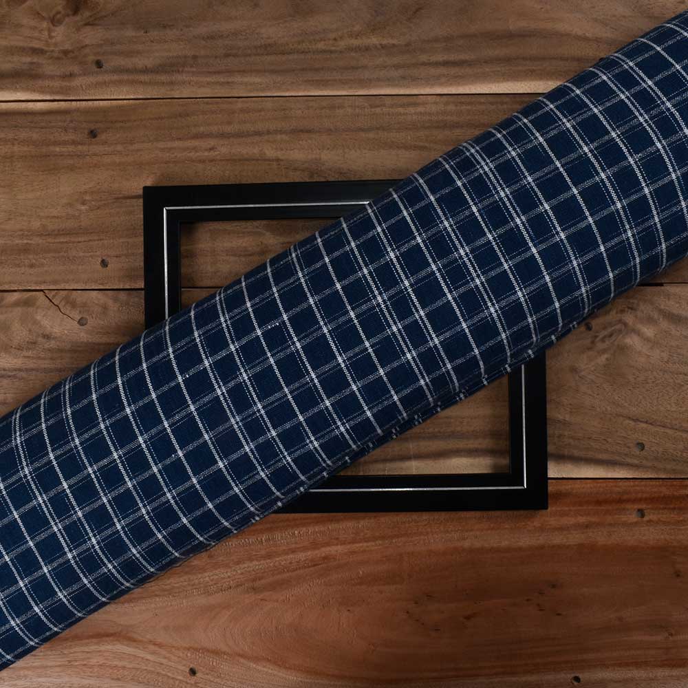 Blue yarn tie-dye fabric with a check pattern