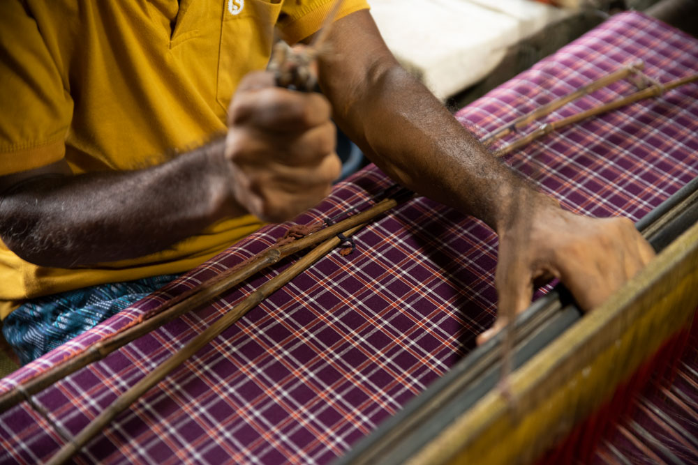 Artisan weaving cotton check fabric