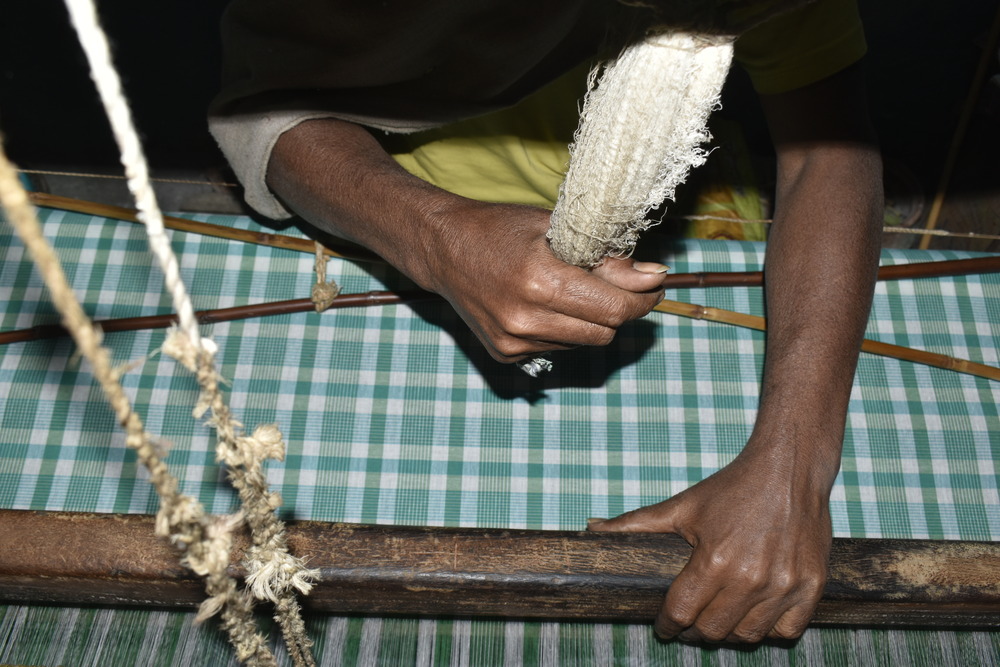 Artisan handweaving check fabric